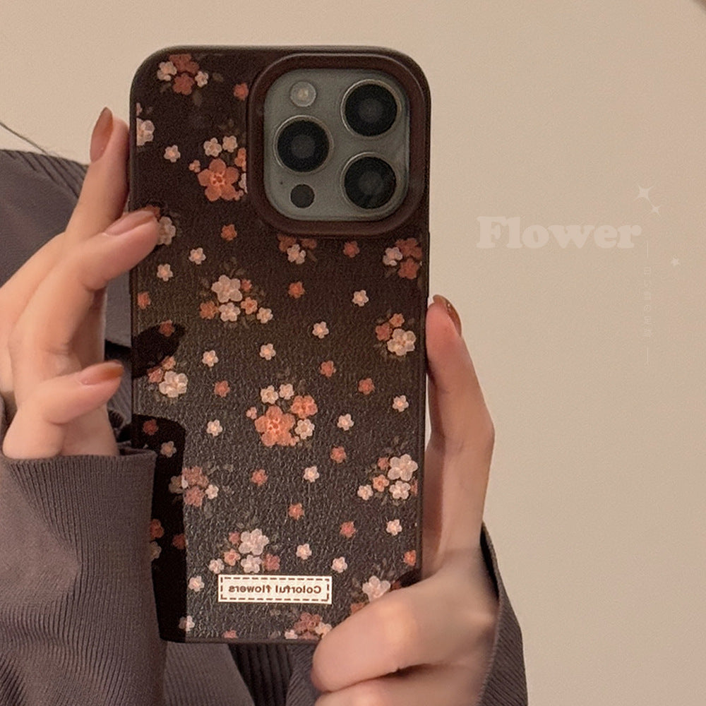 Warm brown gentle small floral iPhone16 mobile phone case Apple 17Pro leather 16 suitable for 13 autumn and winter max retro